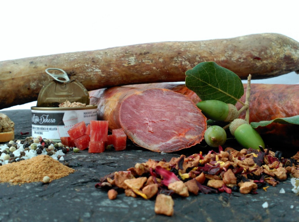 Productos ibéricos curados y un corte servido sobre una mesa